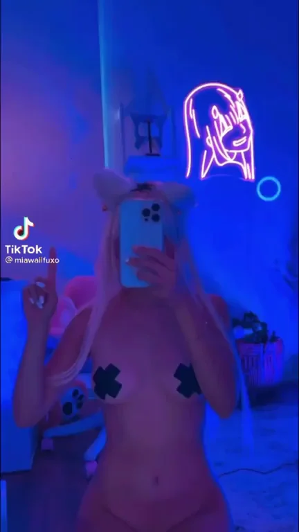 Egirl loves making reddit trends ;)