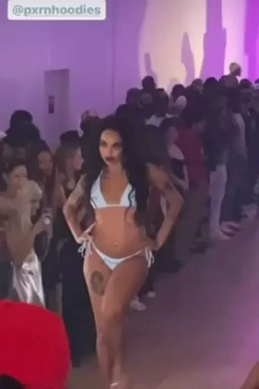 Enjoy me being a sexy slut at my fashion show ;)
