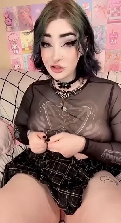 Are there any straight guys that get turned on by gothgirls here? ðŸ¦‡