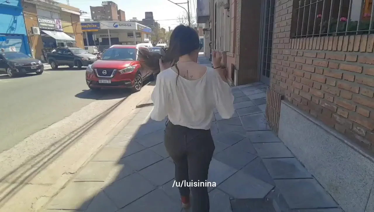🔥 Teasing Realgirl Struts Her Juicy Ass on Urban Streets – Remake Incoming! 🍑
