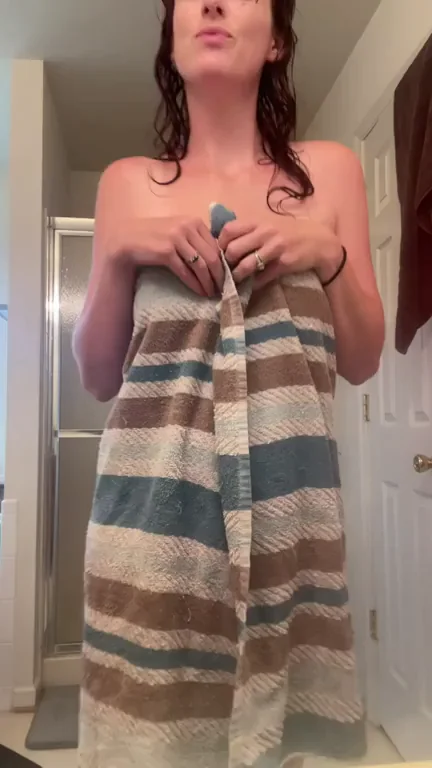 Breeding App: Slutty Babe Drops Towel to Show Off Her Fuckable Body