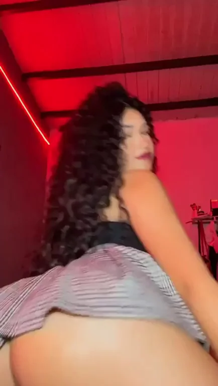Latina Cam Slut's Juicy Ass Tease: Cumshot Calls Open 😈
