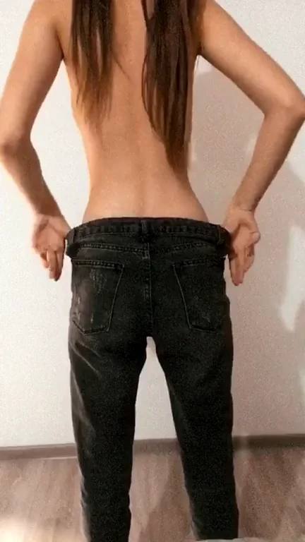 Step-Sis Teases Cameltoe: Fuck My Big Ass? 😈🍑