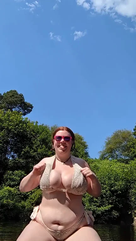 I love getting my tits out outdoors 😁‰