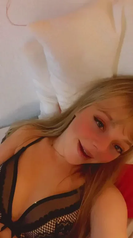 Pervert Alert! 😈 Blonde Cam Slut Teases in Lace Bra 💦