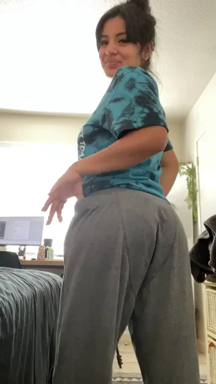 Peachy Latina Booty Tease: Sweatpants Pulled Down for That Juicy Dumptruck Reveal