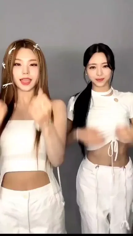 ITZY - Yuna and Yeji