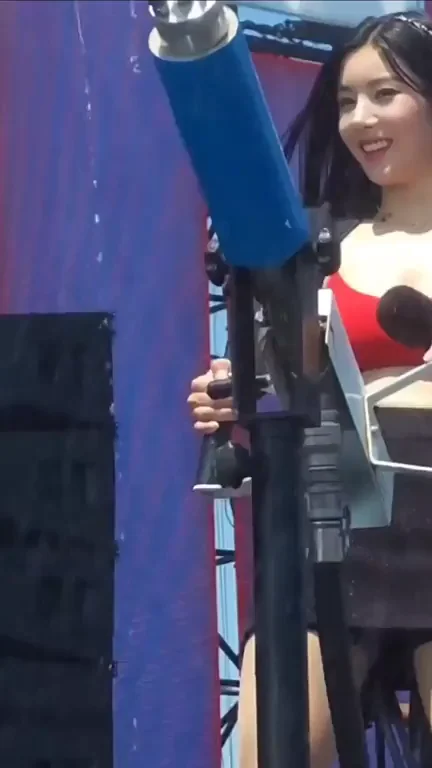 Kwon Eunbi's Mic Tease: Red Crop Top Thirst Trap on Stage