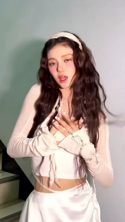 NewJeans - Danielle + Minji + Hanni