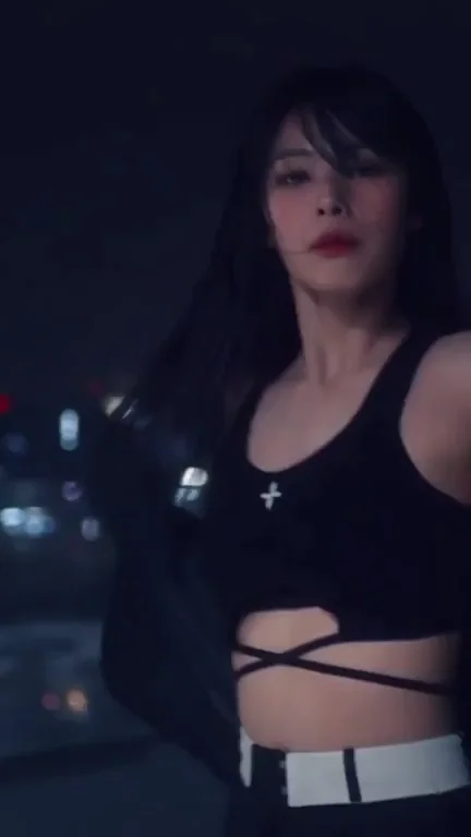 🔥 Ex-NMIXX Jinni's Sexy Black Crop Tease 💋