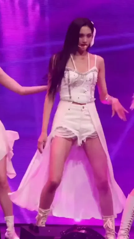 EVERGLOW - Aisha