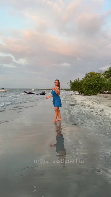 Giving you something juicy to look at before the sunset show [GIF]