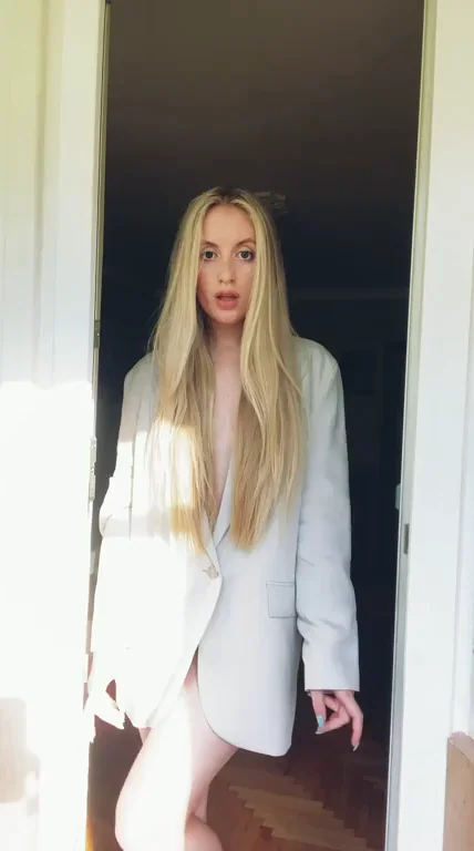 Take off my jacket while dancing
