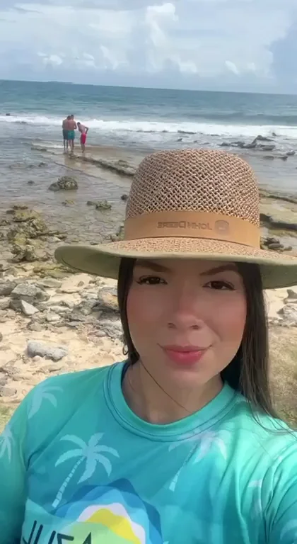 showing my tits at the beach with others around