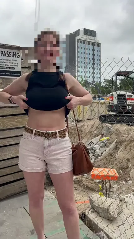 Flashing My Massive MILF Tits to Construction Dudes 😈🍆