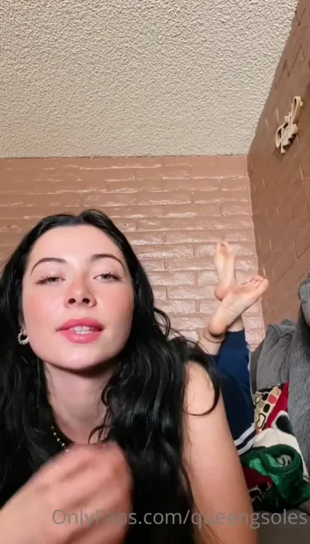 🔥 Teen Brunette's JOI Cum Countdown with Sexy Soles Tease 🔥