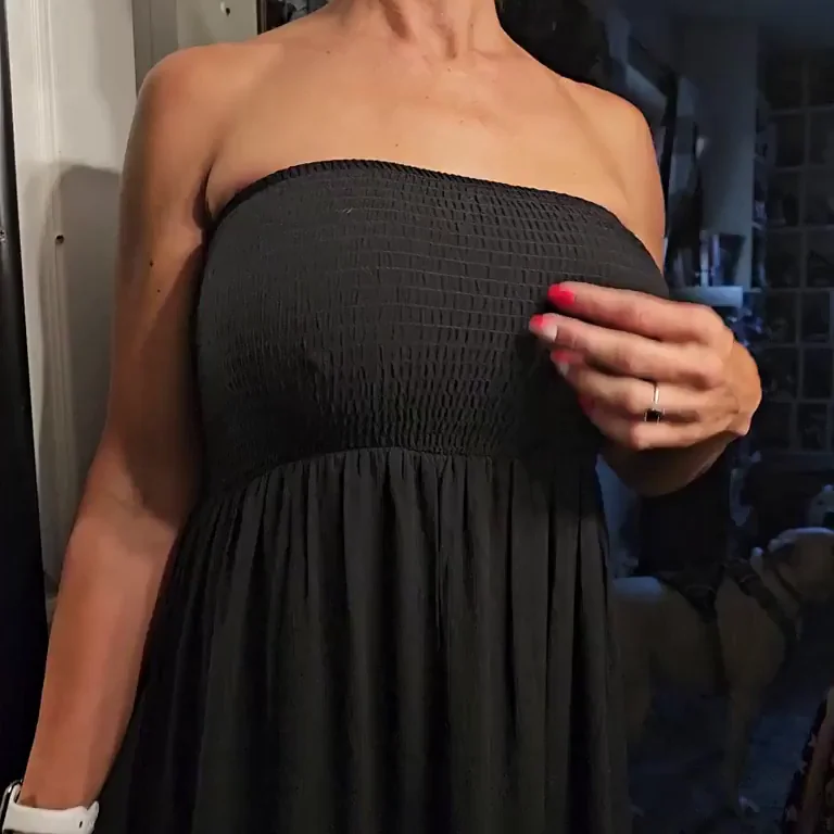 One-Handed MILF Tease 😏🔥