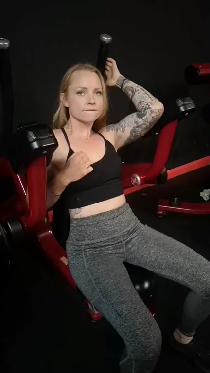 Tits out at the gym