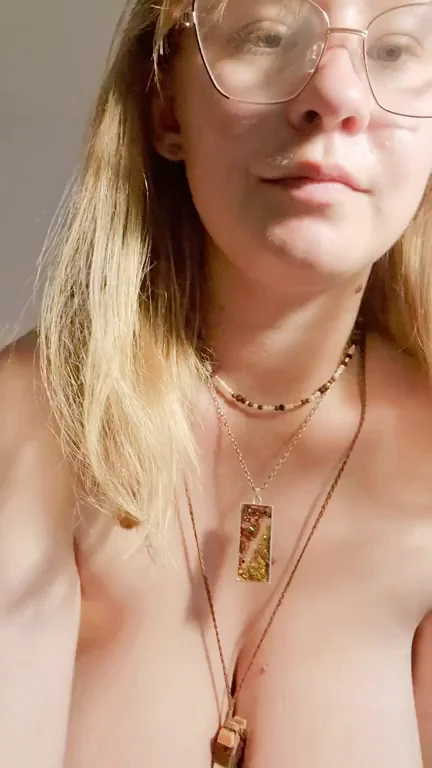 🔥 Hypnotic Huge Tits Bounce & Shiny New Pendant Tease 😏