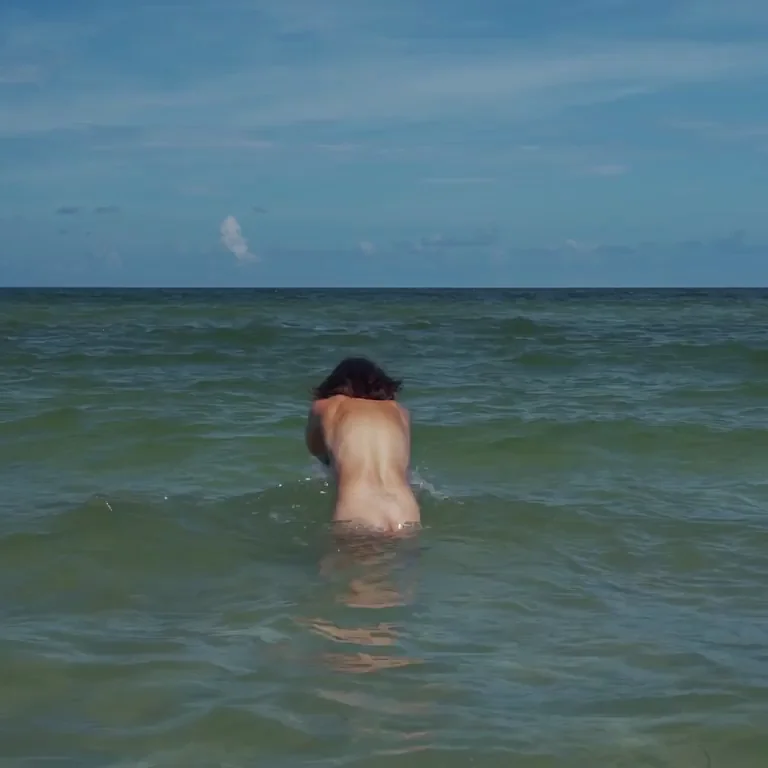 Rear pussy diving in the ocean