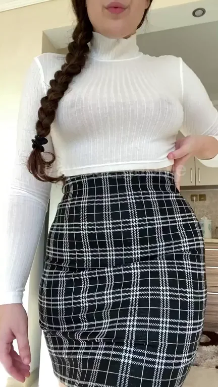 Slimthick Office Slut's Massive Booty Tease: Hire This PAWG Assistant!