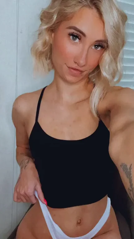 Will you bang this cute blonde girl? 😁‰😈