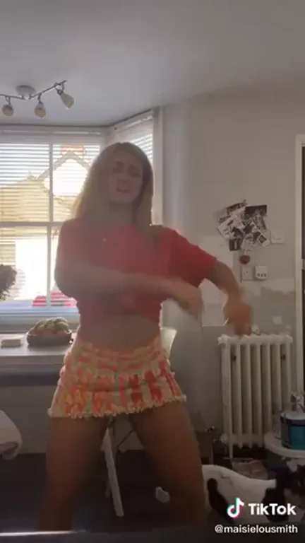 Maisie Smith Twerking Her Juicy Celeb Ass 🍑🔥