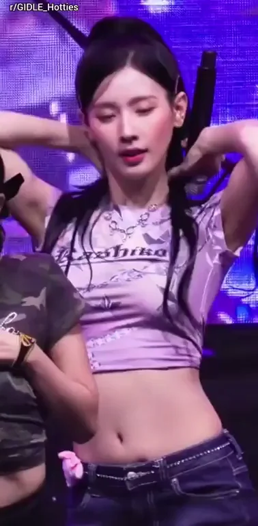 🔥 GIDLE Miyeon Teasing Toned Abs & Thicc Thighs 💦
