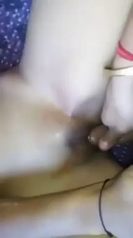Cute si ladki. Ah bhut dard ho raha hai. (F)