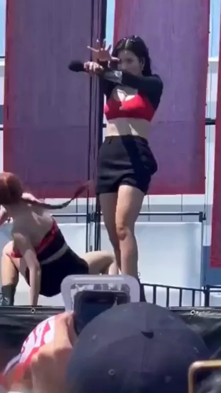 🔥 Kwon Eunbi's Thicc Ass Shaking on Stage 💦 Kpop Fap Fuel