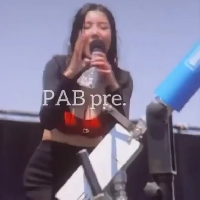 🔥 Kwon Eunbi's Mic-Sucking Tease on Stage 😈🍆