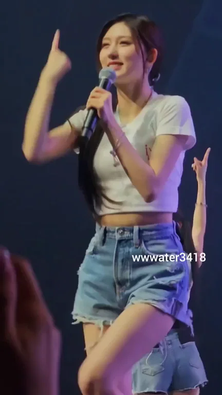 🔥 Gaeul's Thicc Ass Cheeks Poppin' in Ripped Denim Shorts on Stage! 🍑🎤