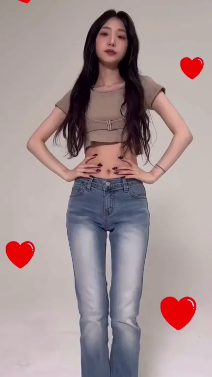 🔥 Yeojin from LOONA Teasing in Tight Jeans & Crop Top 😍🍑