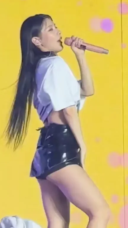 🔥 Miyeon (G)I-DLE Mic Sucking Tease & Ass Shake 🍑🎤