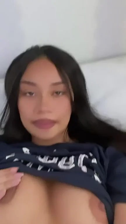 Kinky Colombian Slut Flashes Her Juicy Tits 😈🍑