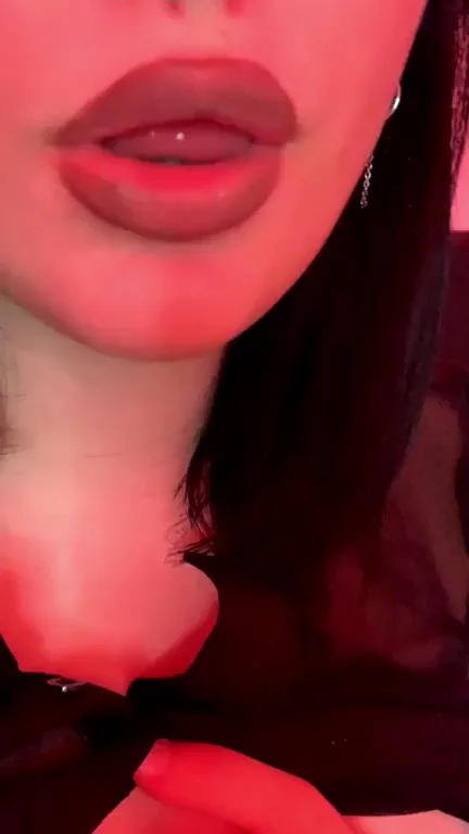 I love sliding a cock inside me