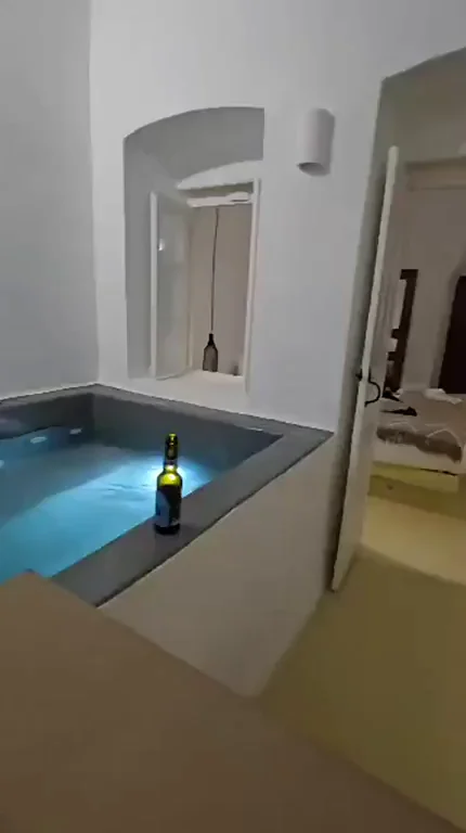 Throat Relief Day: Nude Babe Deepthroats His Big Dick in Hot Tub 🥵🍆💦