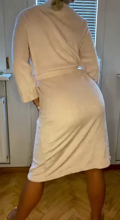 Blonde Babe's Booty Goes Wild 🍑🔥 Twerking Madness