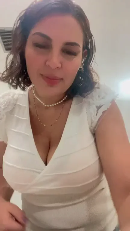 🔥 Busty Babe's Epic Tits Off the Shoulder Tease 💦