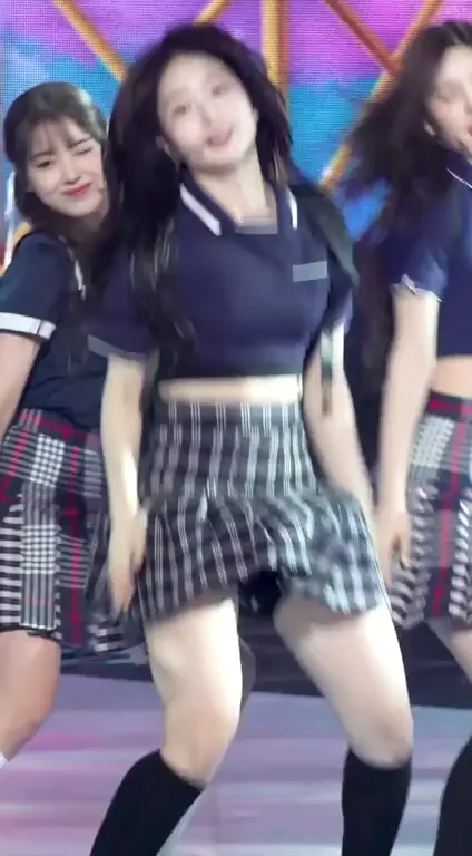 🔥 Haewon from NMIXX Schoolgirl Skirt Tease 💦