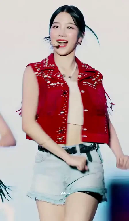 🔥 Kazuha from Le Sserafim Teasing in Tiny Shorts & Sexy Vest 😈