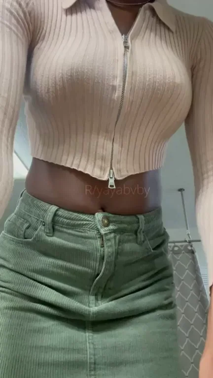 Peek-a-Boob Tease with Ebony Babe's Juicy Naturals 😈🍈🍈