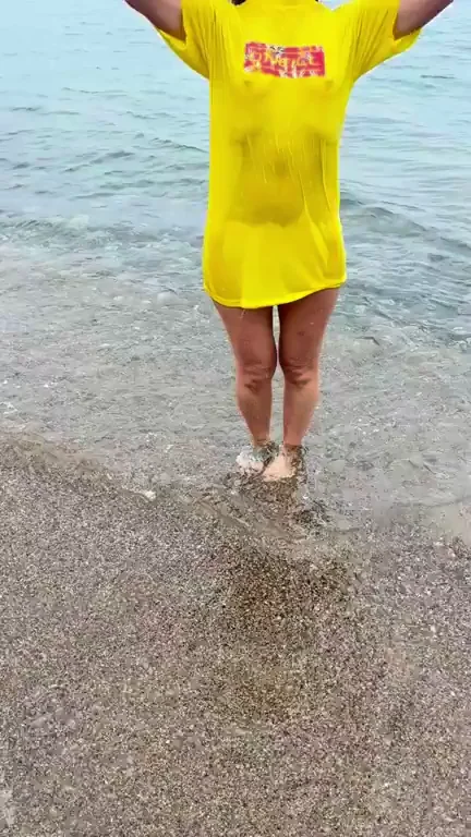I loved flashing while there was a group of guys watching. Love the attention 😈