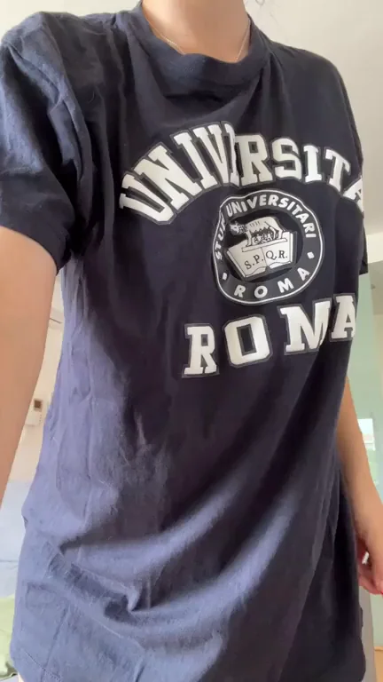 Casual neighbour behaviour while seeing a cam