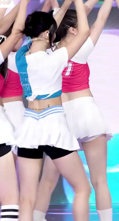 Hanni's Sexy Skirt Tease Dance 🔥 NewJeans Kpop Fap Fuel
