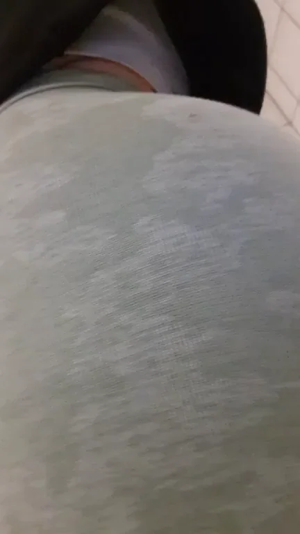 Love when you look at my ass in the gym?? [f]