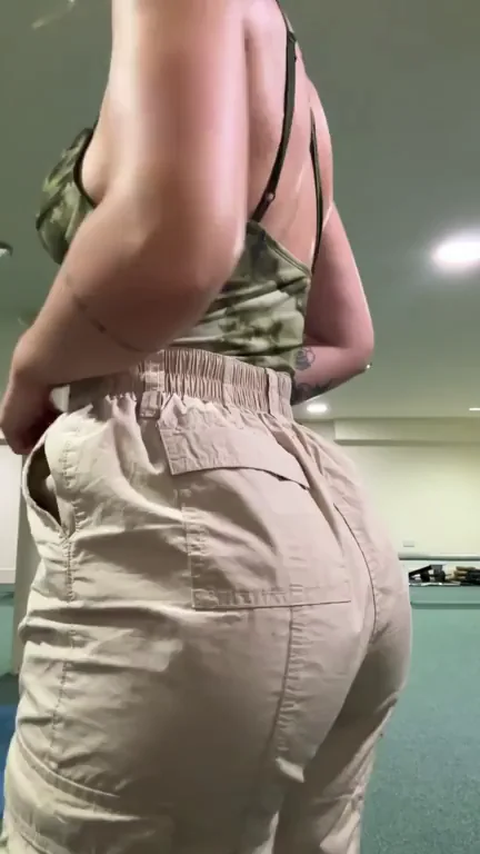 💦 Sweaty Gym Slut's Juicy Ass Tease 🔥