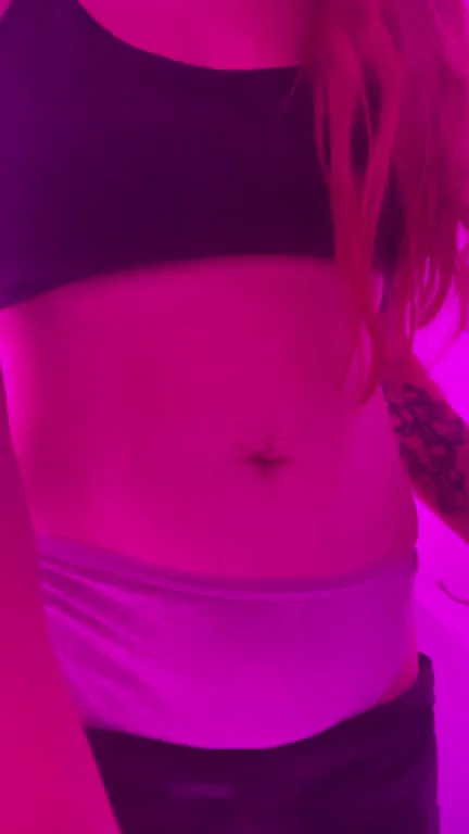 A petite redhead that works for her juicy booty 😜