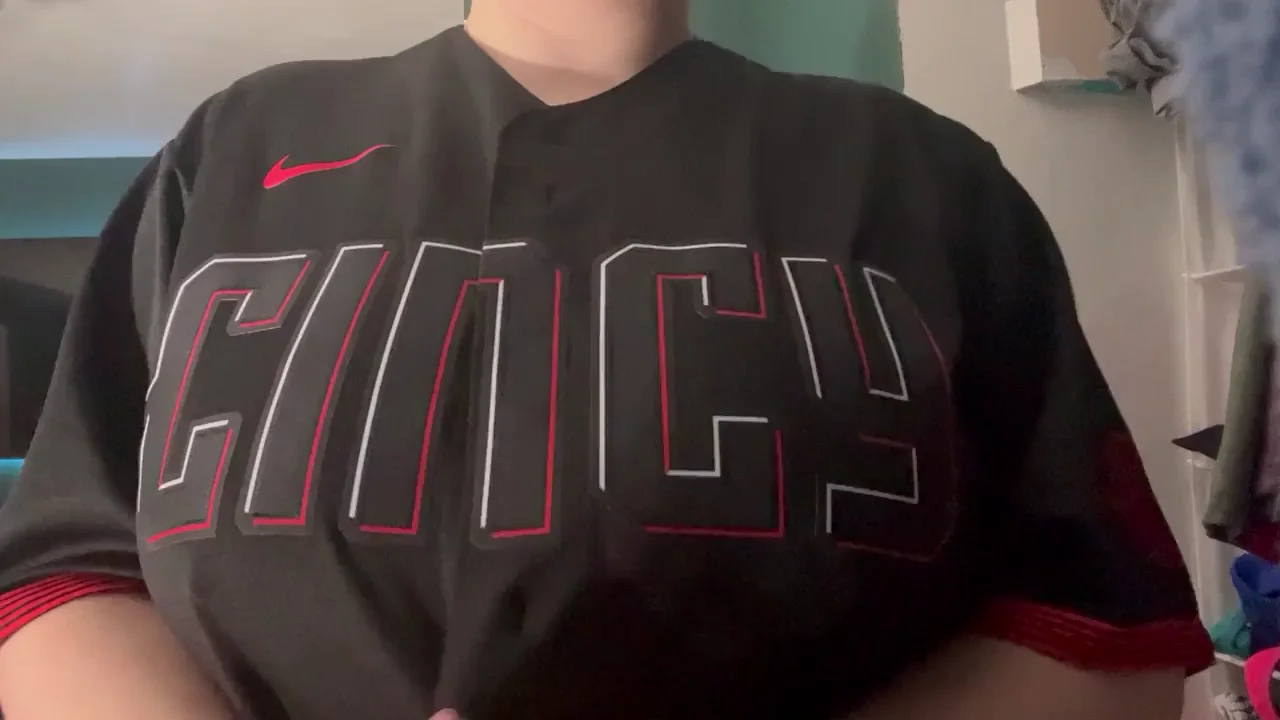 Sorry for the jersey making on appearance again. I assumed you guys won't mind though. 😜