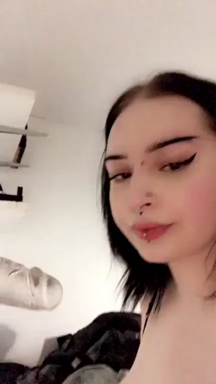 Goth Slut Begs: Suck Your Cock While You Spill Fav Artist? 😈💦